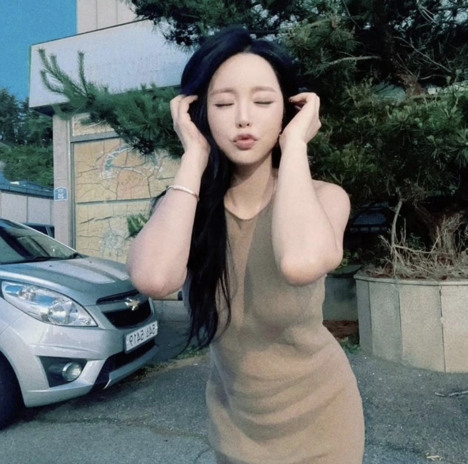 洪真英的无袖连衣裙,搭配卷发造型,散发迷人魅力