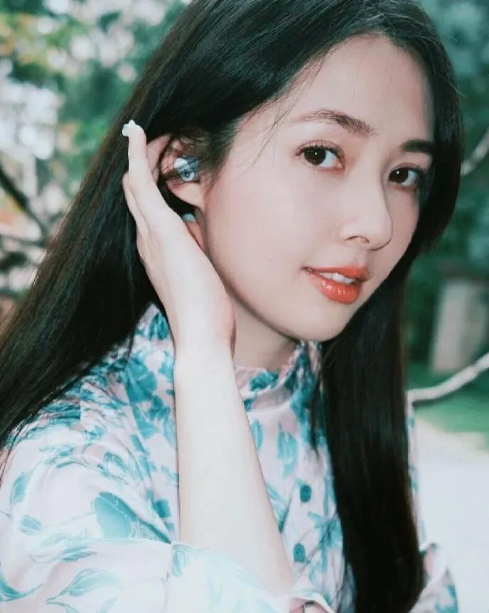 向佐郭碧婷坐地铁约会,素颜亮相接地气,享受难得的二人世界_腾讯新闻