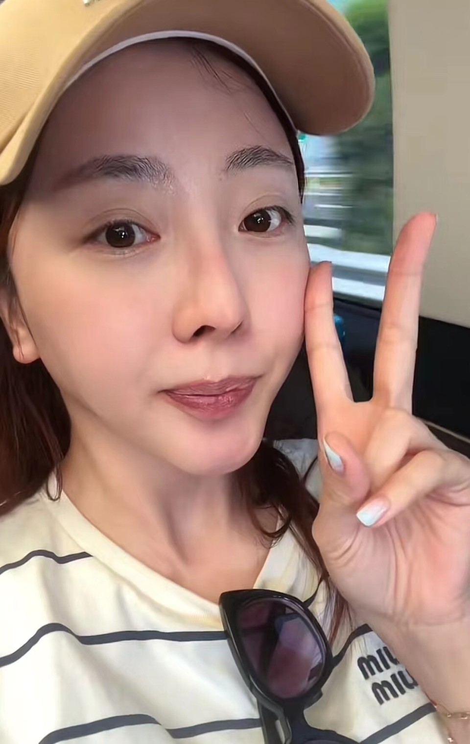 离开央视后生活惬意,李思思素颜出镜皮肤白嫩,儿子帅气十足太可爱