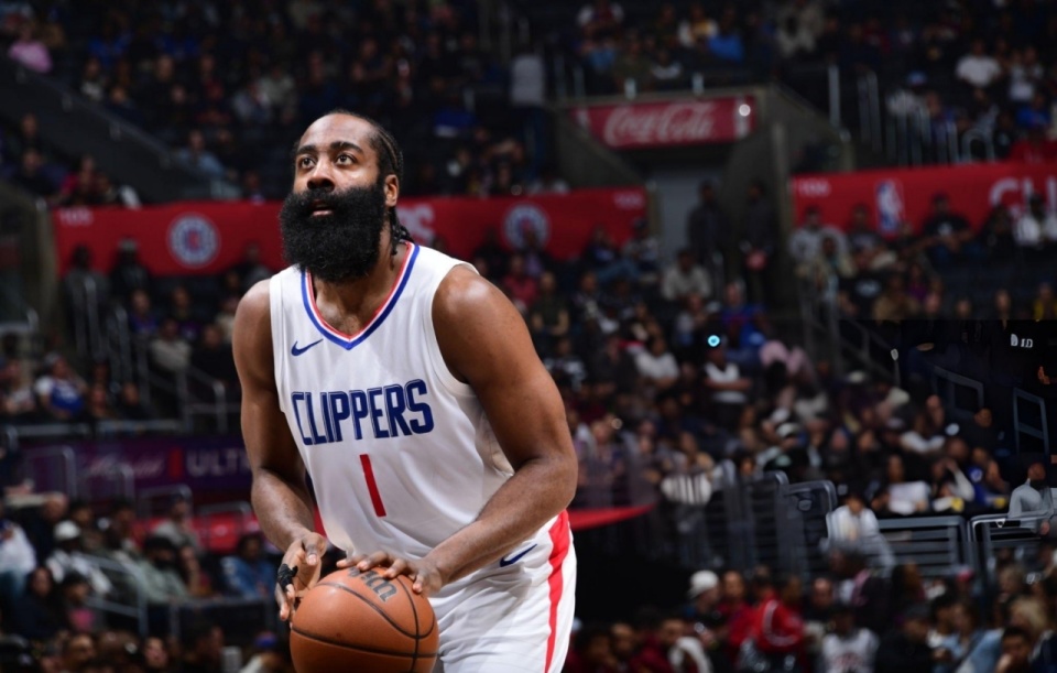 哈登遭雪藏助快船逆转模仿猩猩庆祝太搞笑泰伦卢揭秘其被dnp原因