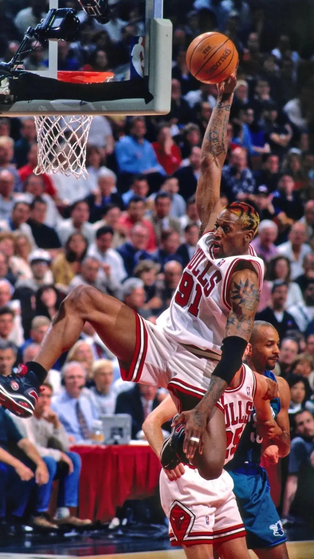 外号"大虫"的罗德曼在自己25岁的"高龄"才参加nba选秀.