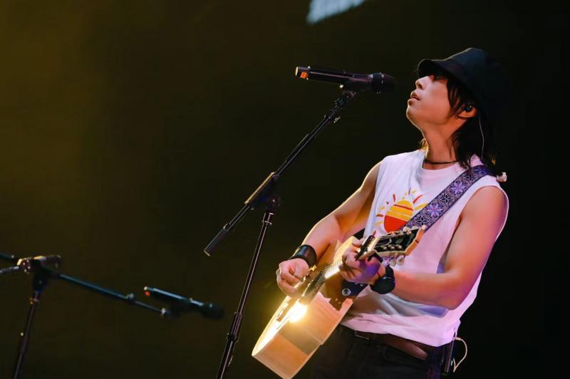 赵雷演唱会首演打造民谣艺术盛宴