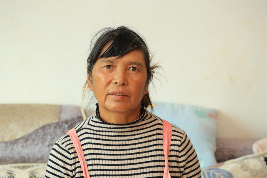 兒媳撇下和前夫生的娃消失，兒子不願承擔繼父責任，老人把女童當親孫女養了八年 - 