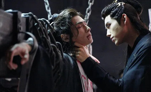 图片中罗云熙被绑起来,嘴角和衣服带着血,陈飞宇掐着罗云熙的脖子