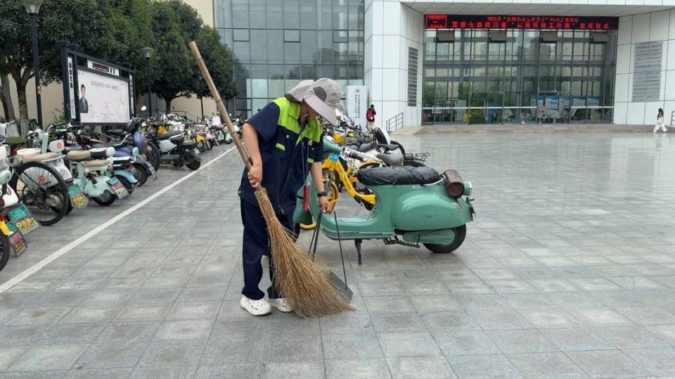 李佳在工作