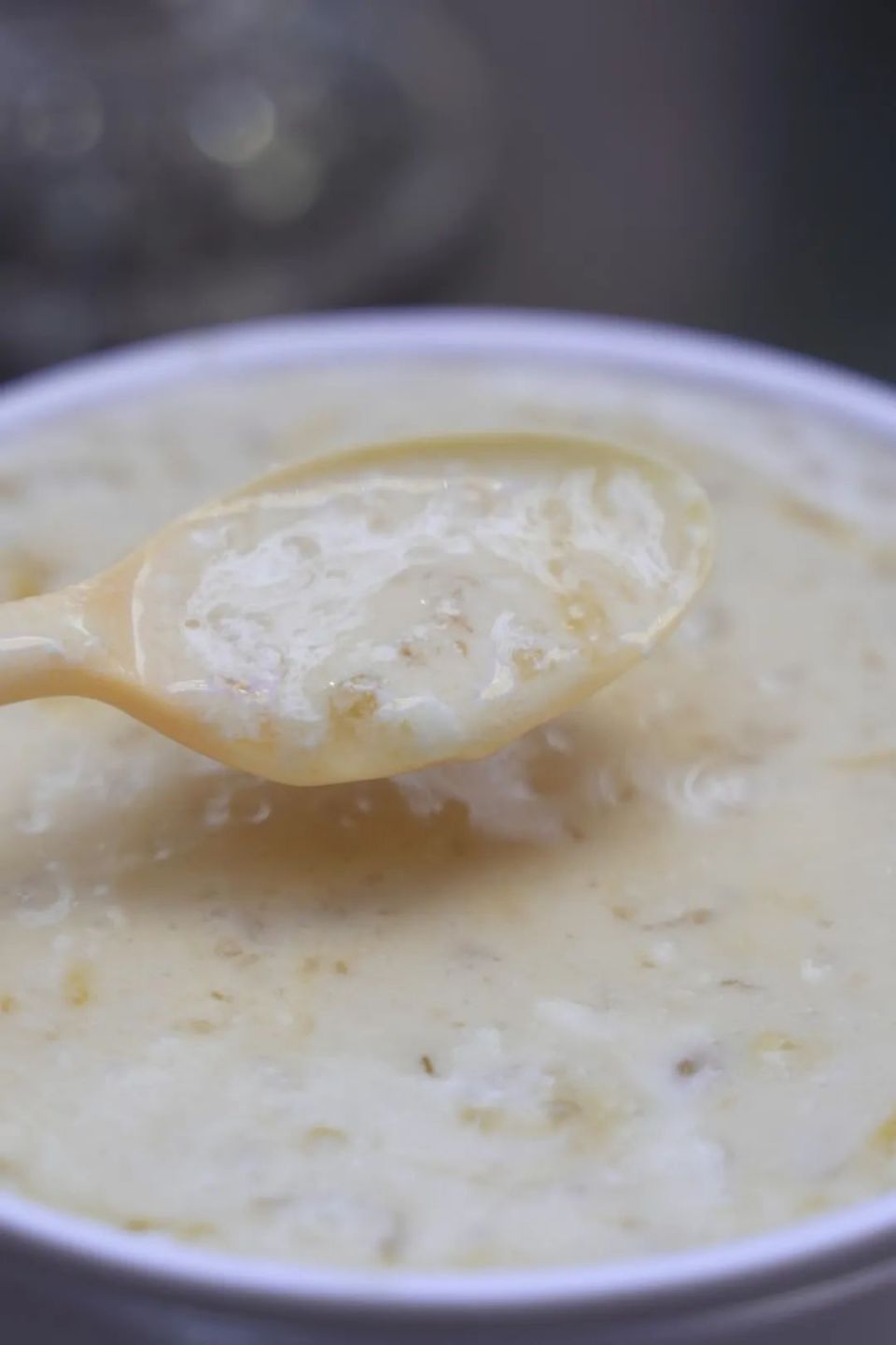 游客来点的标配是奶渣刨冰和特色粽子,只为尝一口地道新疆味,而本地