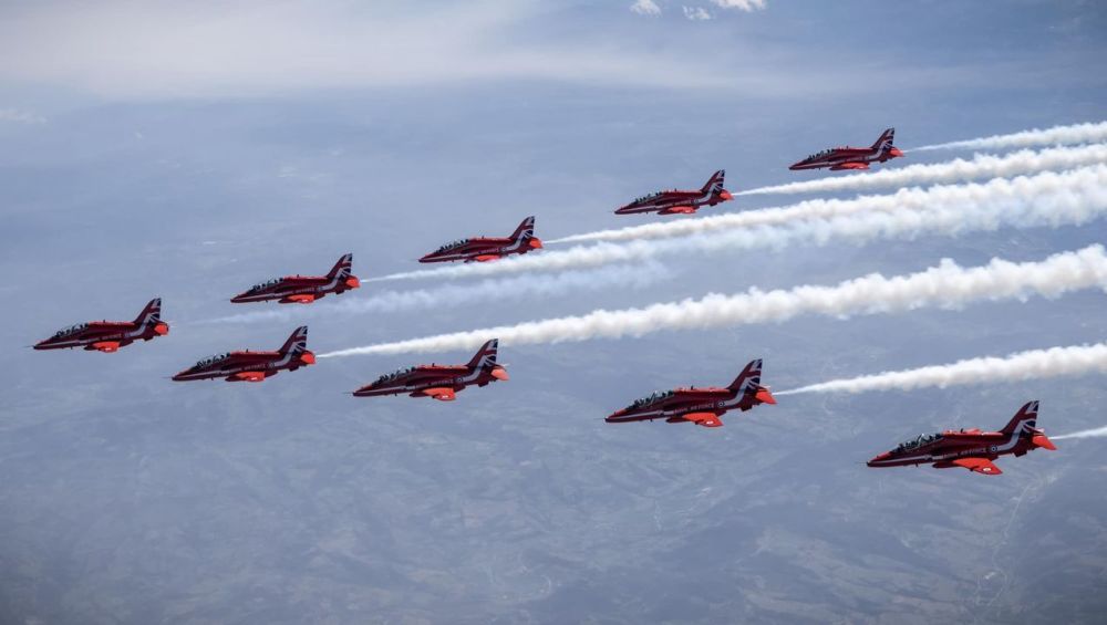 组图英国红箭飞行表演队过境克罗地亚