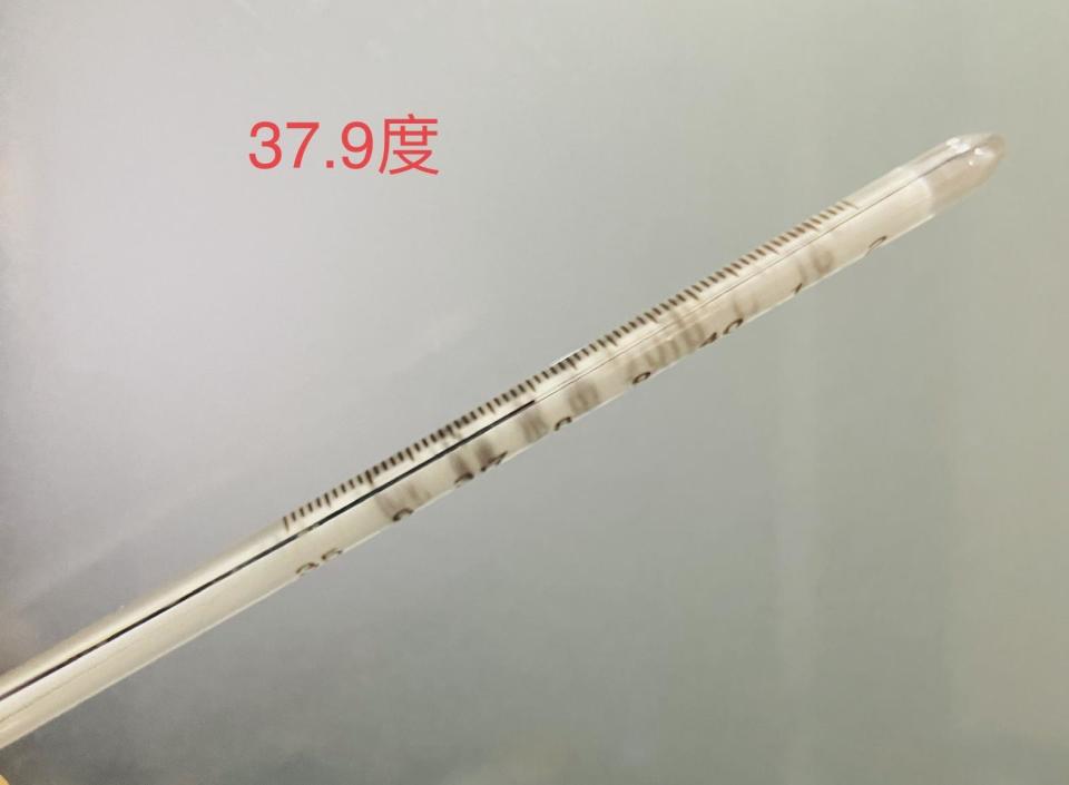 8度,有些头晕,感到冷,总想瑟缩着身子,但是食欲不振的感觉减轻,能正常