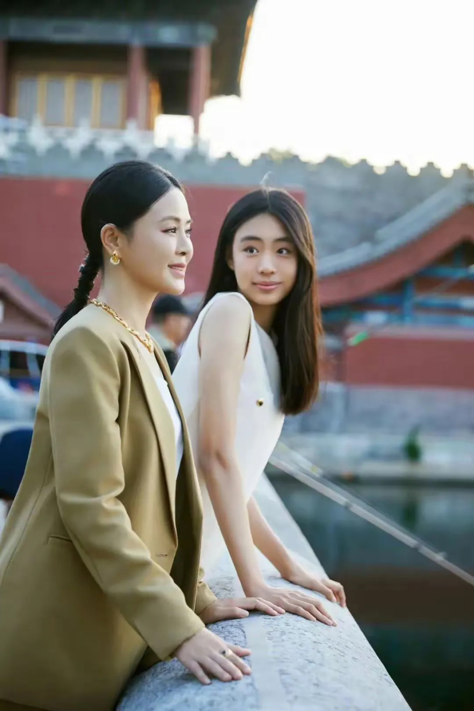 关悦分享亲子时光,8岁小儿子罕见出镜,模样和爸爸佟大为很像