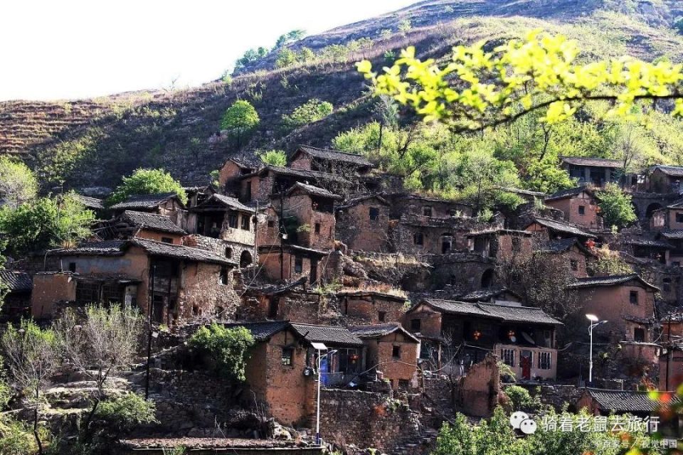 石板岩镇:居民用石头建造房屋,展现智慧与文化传承