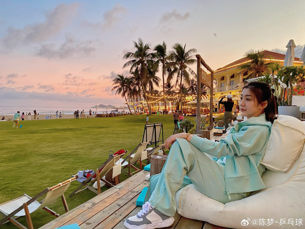 陈梦晒出游照:把色彩放进春天