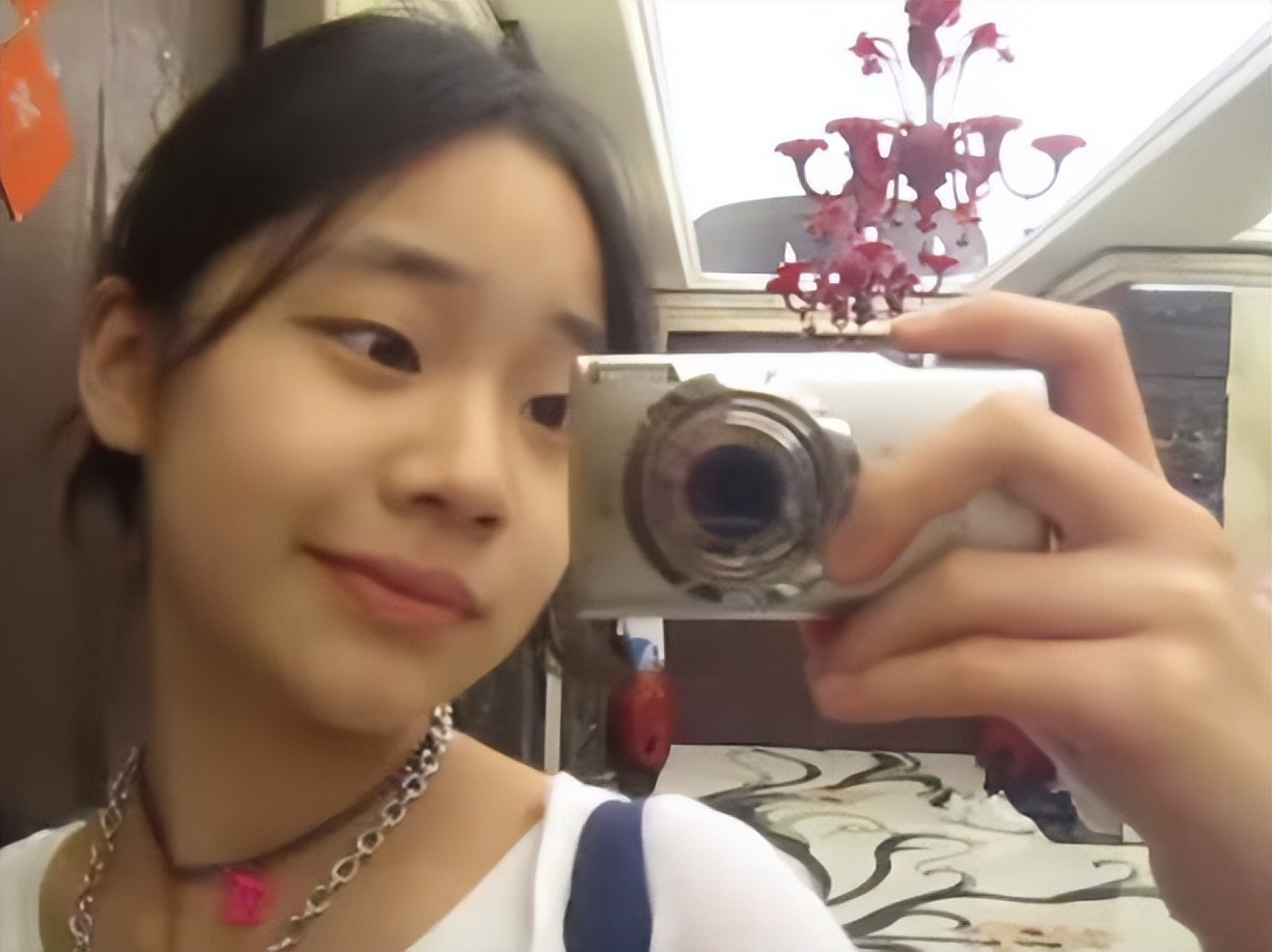 小S的第3個女兒發自拍照，14歲就很漂亮，外形完成驚艷蛻變 - 