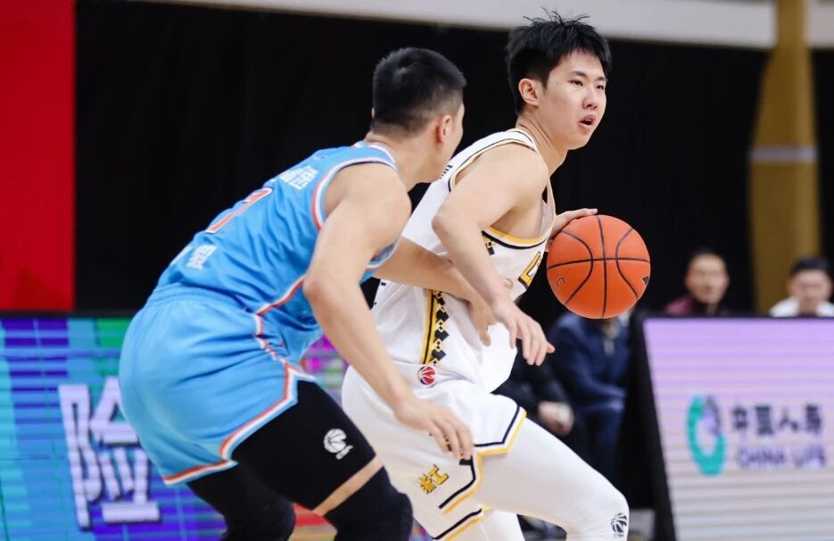 央視直播！山東男籃對陣廣廈爭奪季軍，新外援首秀內線優勢明顯，勝算很大 - 