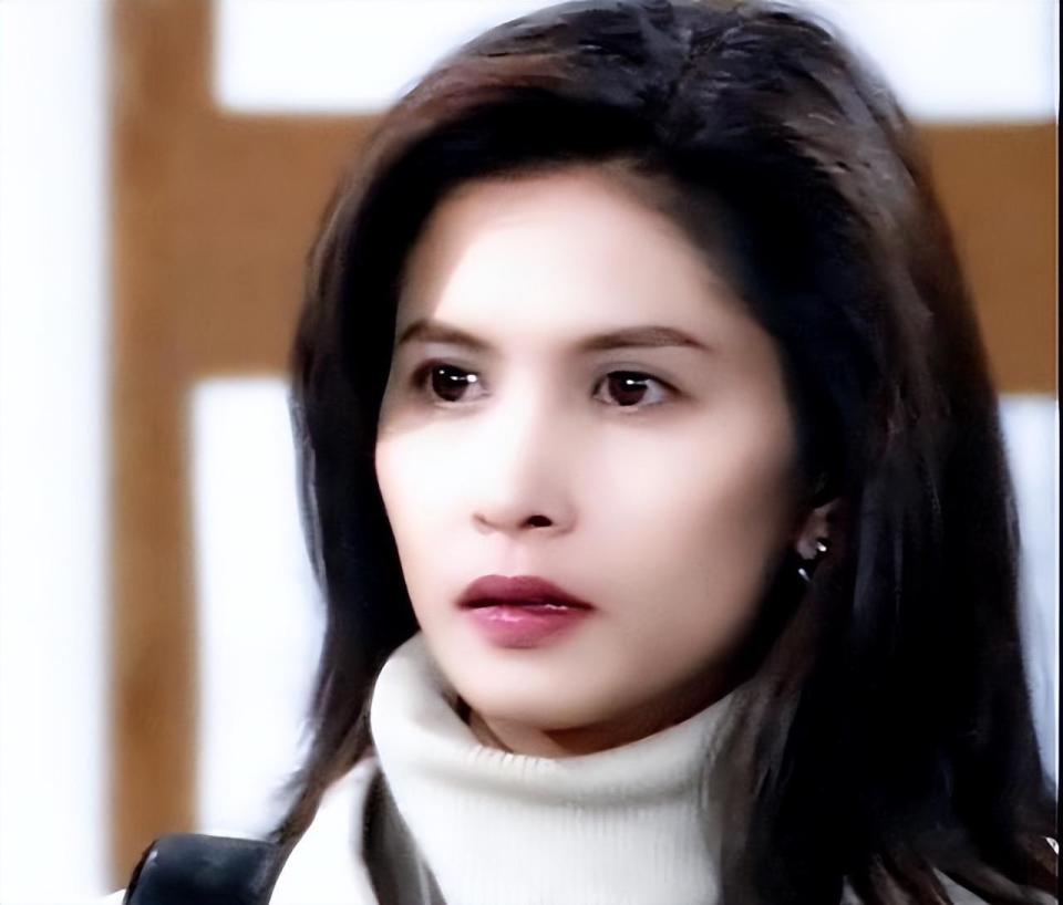 当年觉得邵美琪老气,配不上郑伊健,后来才发现她比梁咏琪还漂亮