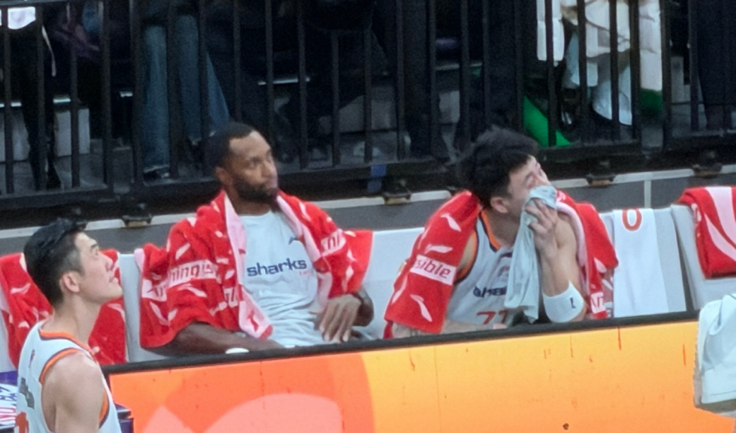 遼寧播放致敬視頻太感人！金金落淚，弗格感慨萬分，觀眾席拉海報