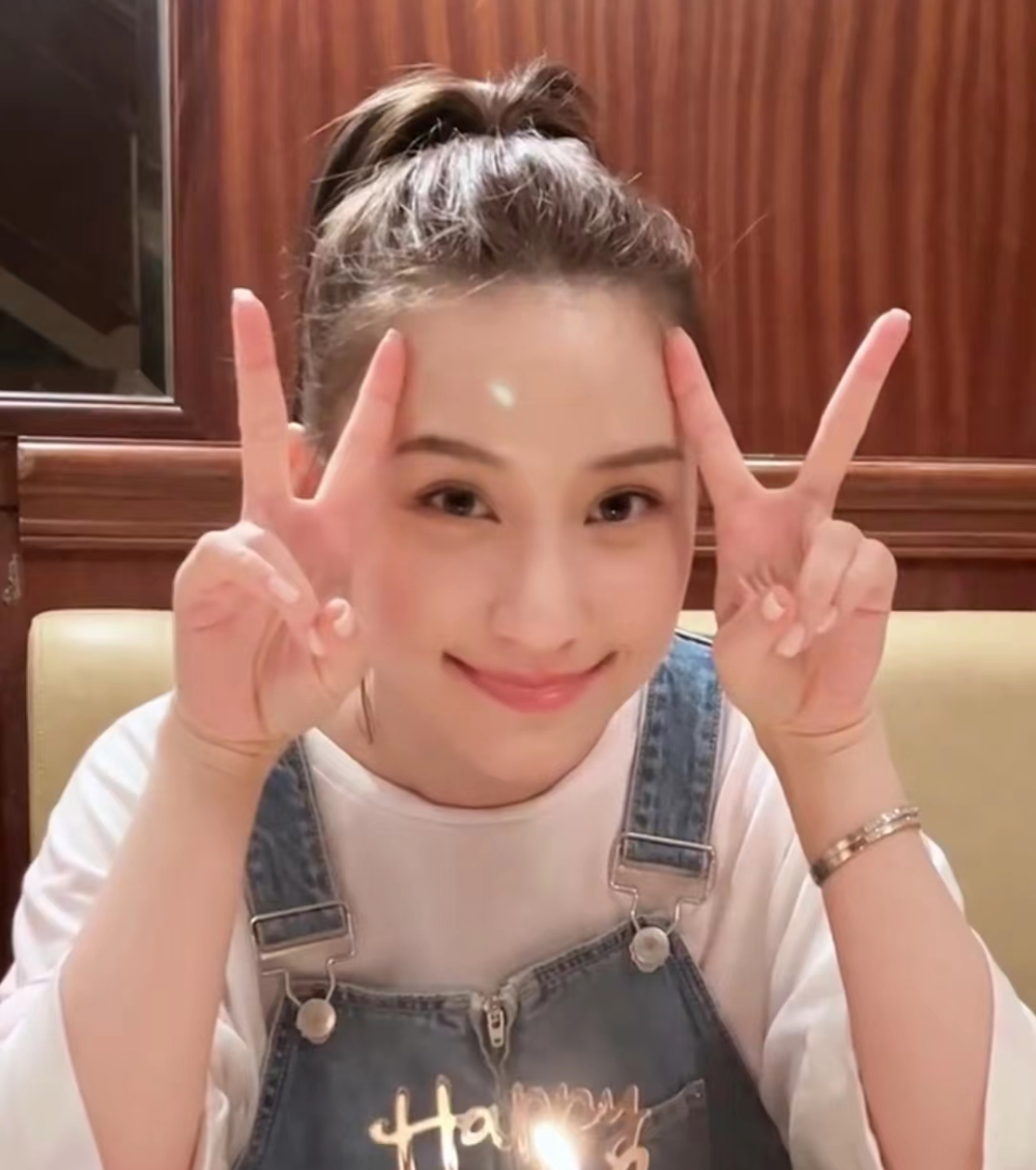 何超欣也在微博发文称何猷亨为何超莲何猷启庆生,并晒出了三人合照.