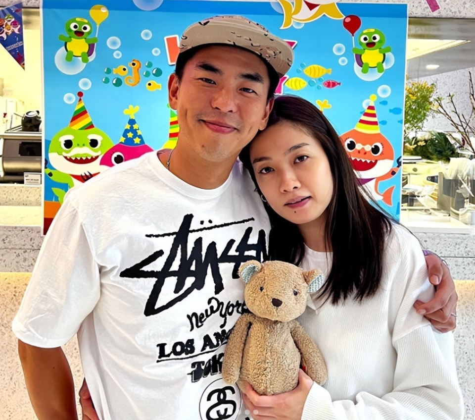 2岁女儿像爷爷柯受良,骑爸爸脖子撒欢太温馨