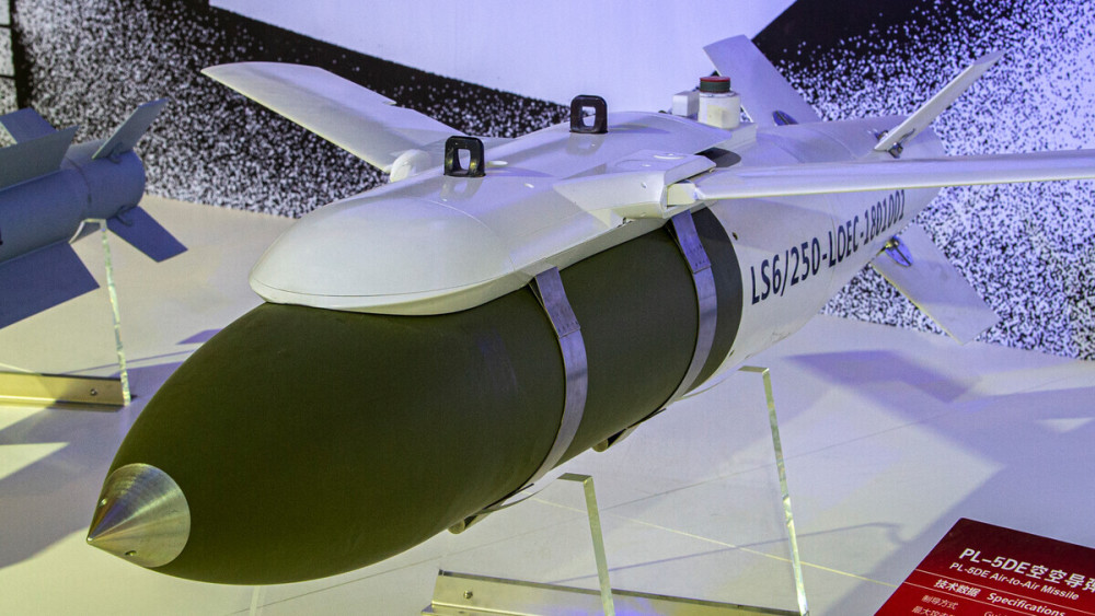 这外媒看到俄罗斯使用了滑翔精确制导弹药之后,这脏水就又泼到中国的