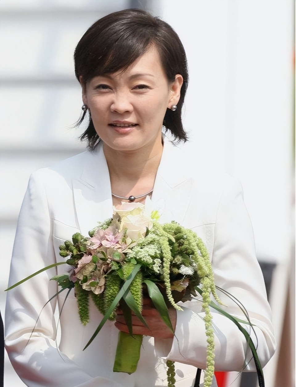 2023年,安倍昭惠给亡夫安倍晋三扫墓,她面露微笑,墓碑全是中国汉字