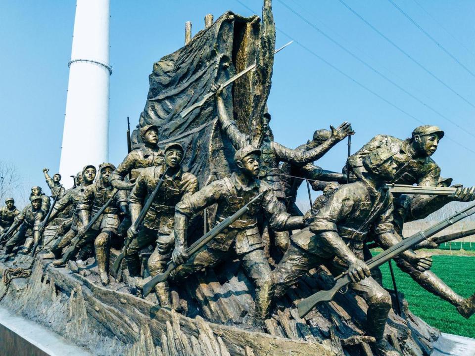 回民村渡江战役纪念馆和矗立在回民村长江边上的渡江战役雕塑,真实
