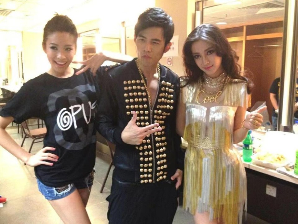 angelababy带小海绵参加亲子活动,事业停滞不前,只能专注孩子了