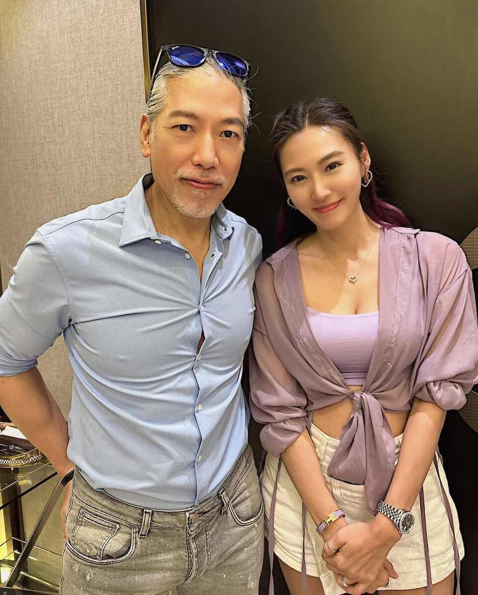 张耀扬60大寿近照曝光!与美女同框健硕身材吸睛,须发皆白仍有型