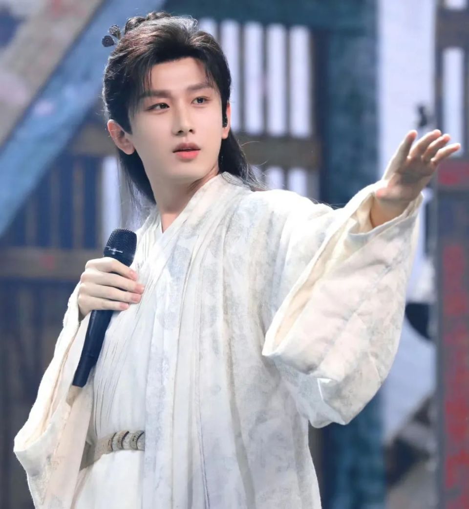 袁冰妍账号被封事业凉凉,昔日cp成毅直播心情好,两人现状大不同