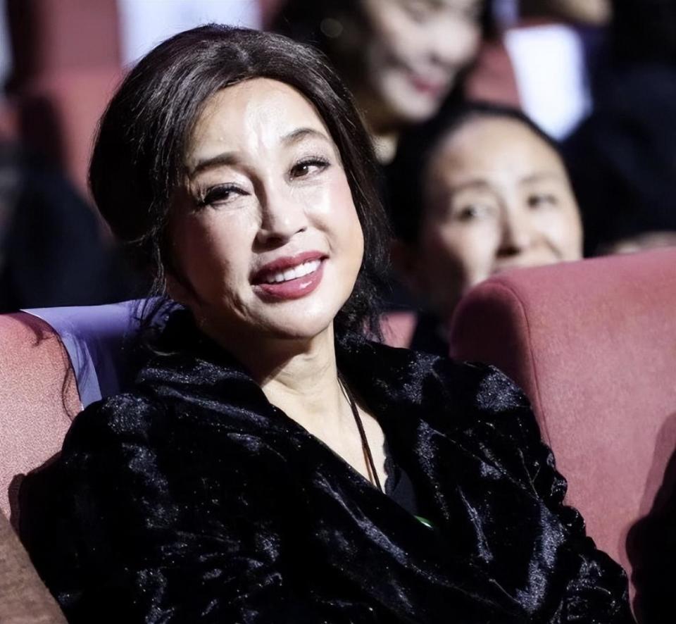 刘晓庆春晚后台生图曝光,本人脸上没皱纹但不显年轻,差距太大!