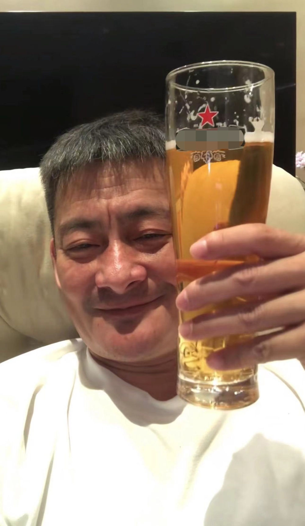 55岁景岗山深夜又喝酒,头发花白满脸通红,踢球踢得腿受伤