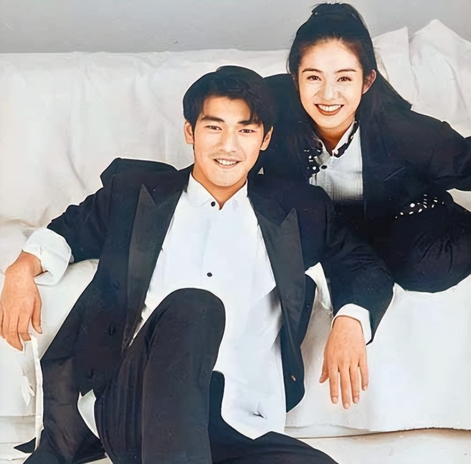 金城武的感情史也比较丰富,曾跟中国台湾艺人林叶亭,戈伟如及中国香港
