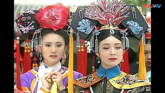 对皇后恪守规矩,对小燕子一团人恩威并施,她温柔知进退,善解人意,对