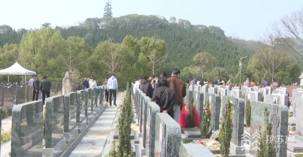 镇江市民政局殡葬管理处副处长马勇介绍