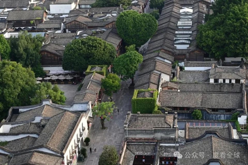 三坊七巷以其独特的坊巷布局,保存完好的明清古建筑和丰富的历史文化