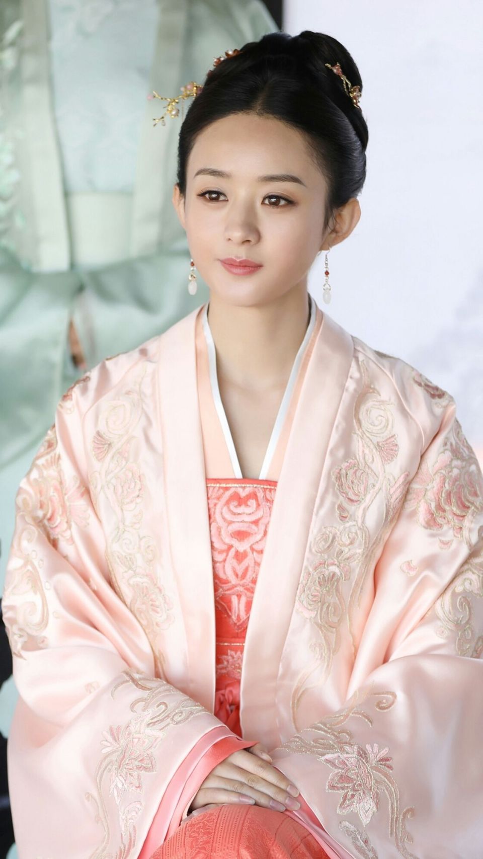 别看赵丽颖最近演了好几部电影了,但是她每次回归拍电视剧,依然是王者