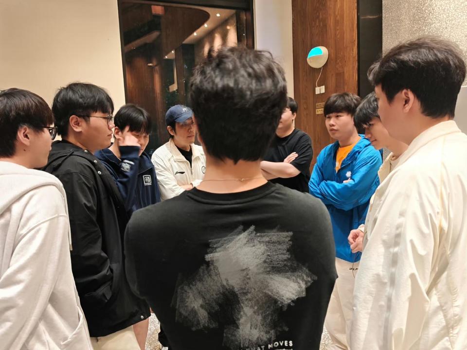 IG：教练问大家休息一天还是两天，大家不约而同选择一天_腾讯新闻
