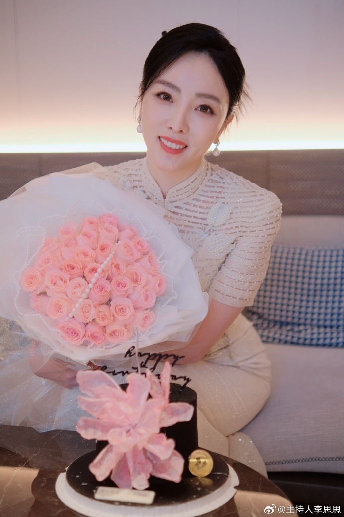 李思思晒古风照庆37岁生日,离职央视迎事业第二春,俩子帅气似妈