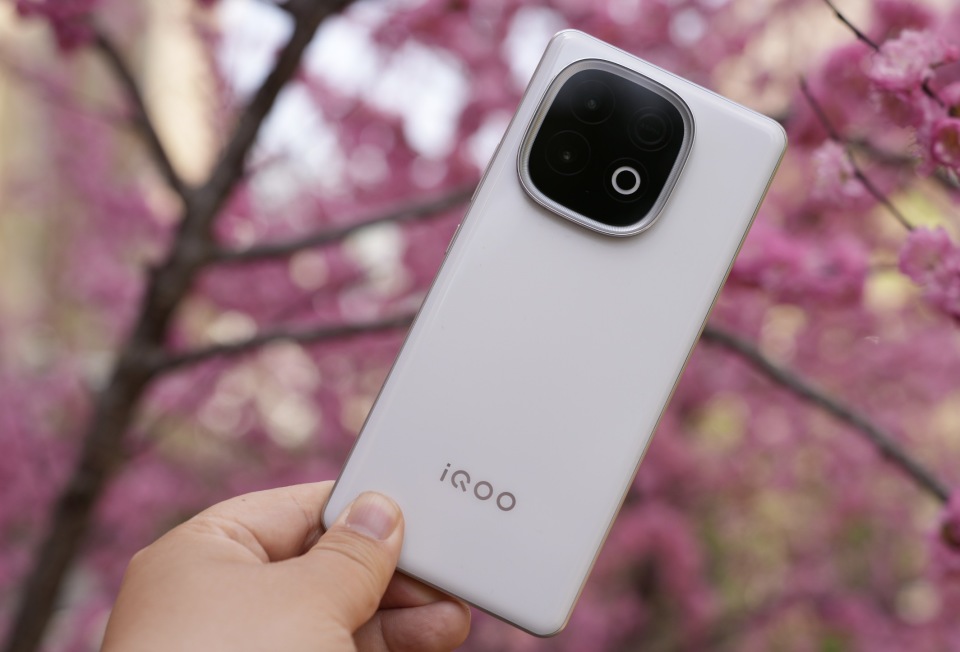 今年手机圈都在卷续航，iQOO Z10 