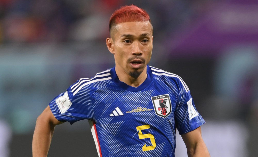 第55分钟,铃木彩艳将球开到中场,被断了,阿兹蒙背身拿球妙传禁区,莫