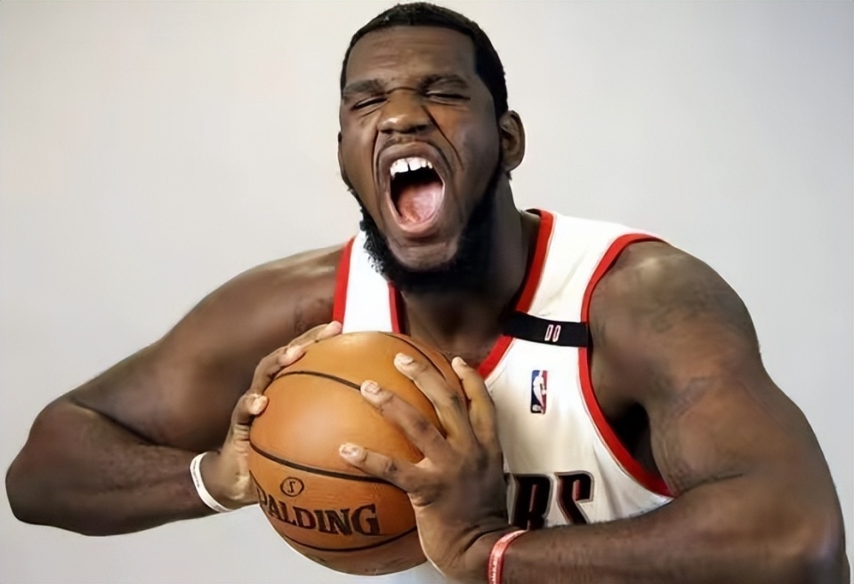 第六奥登这位估计球迷们有所耳闻,他就是姚明同届的榜眼,杰威廉姆斯