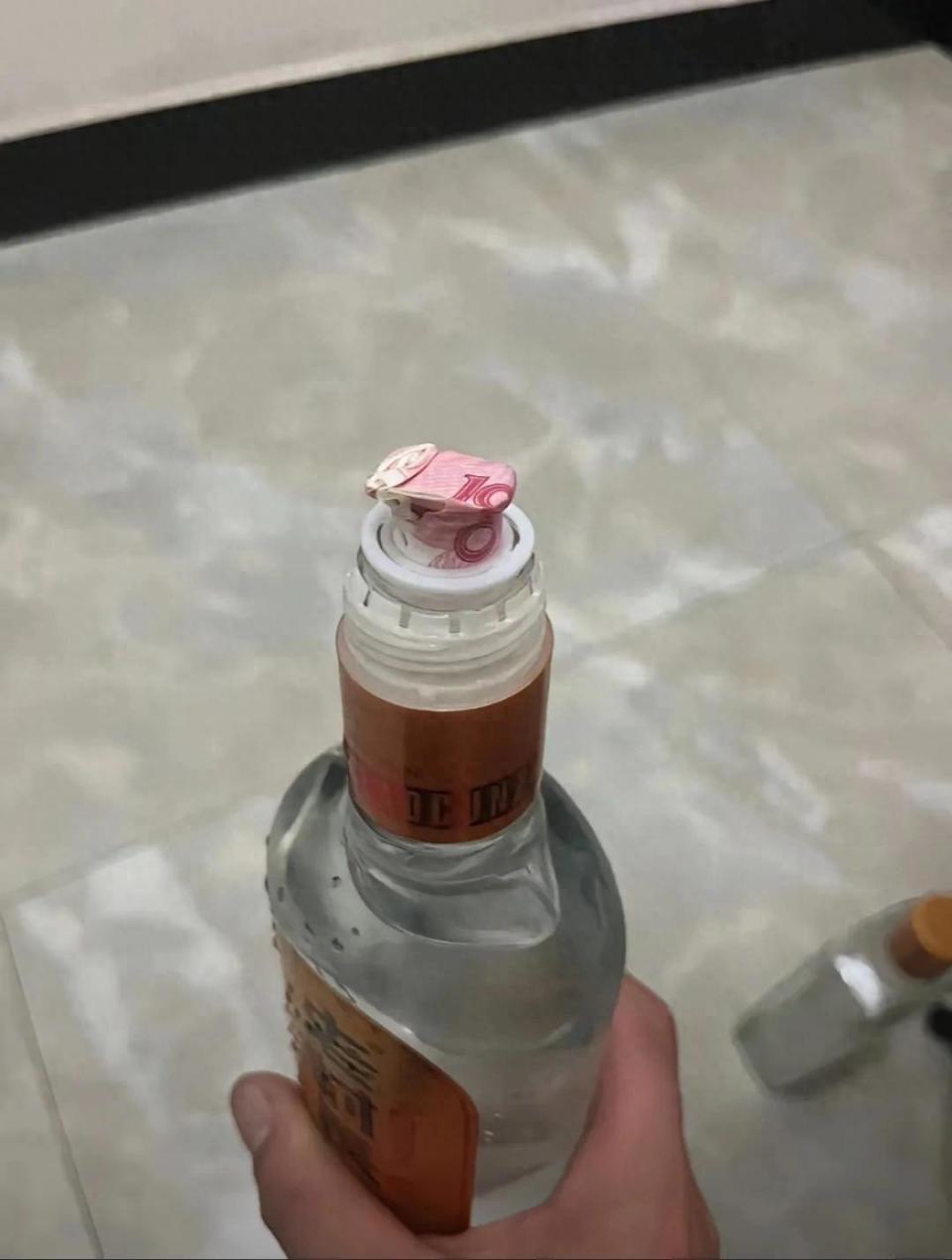 往瓶里塞钱的老村长，中国白酒的营销奇才-腾讯新闻