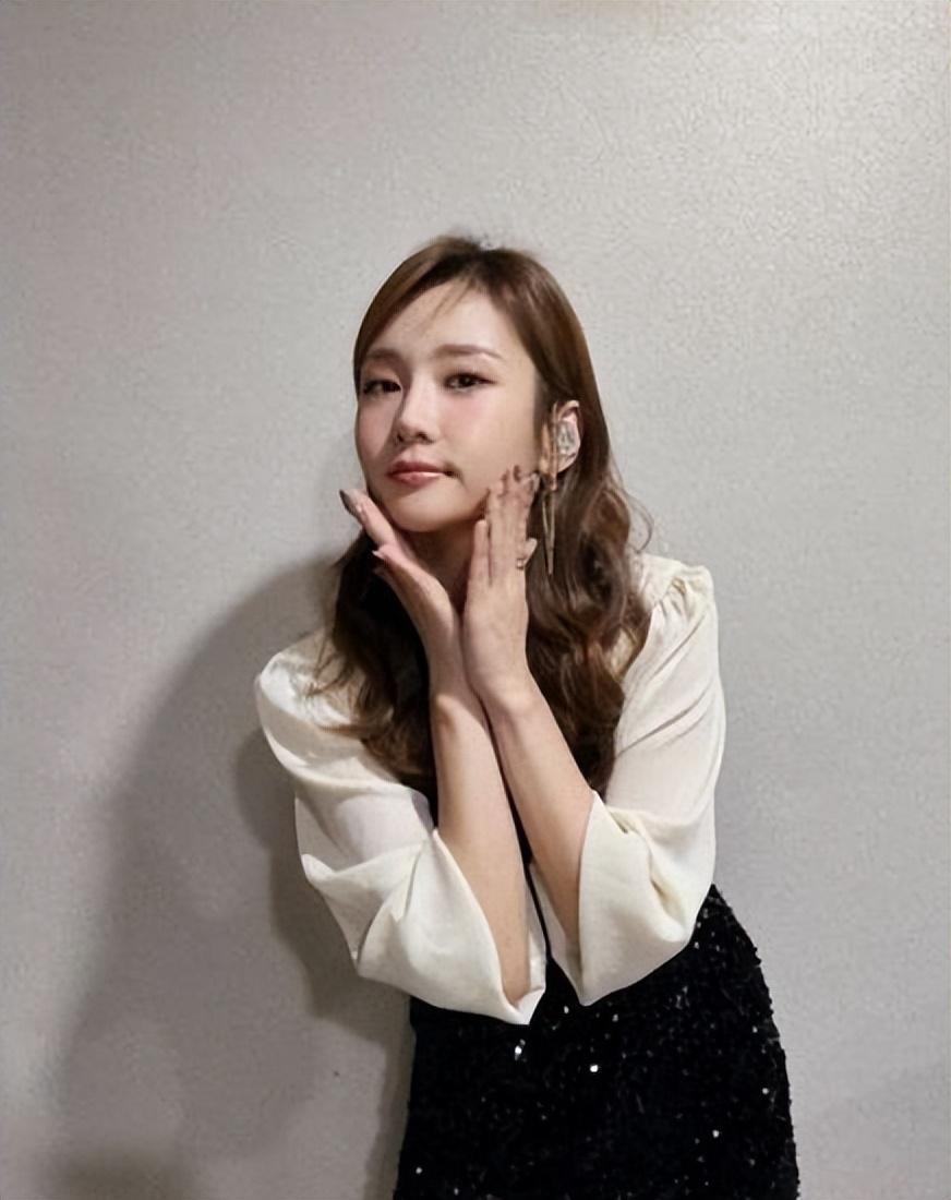 据报道,韩国trot女歌手海秀13日被传出在家中留下遗书后轻生离世,年仅