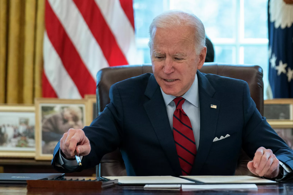 中美两军高层通话后拜登签署最新国防授权法