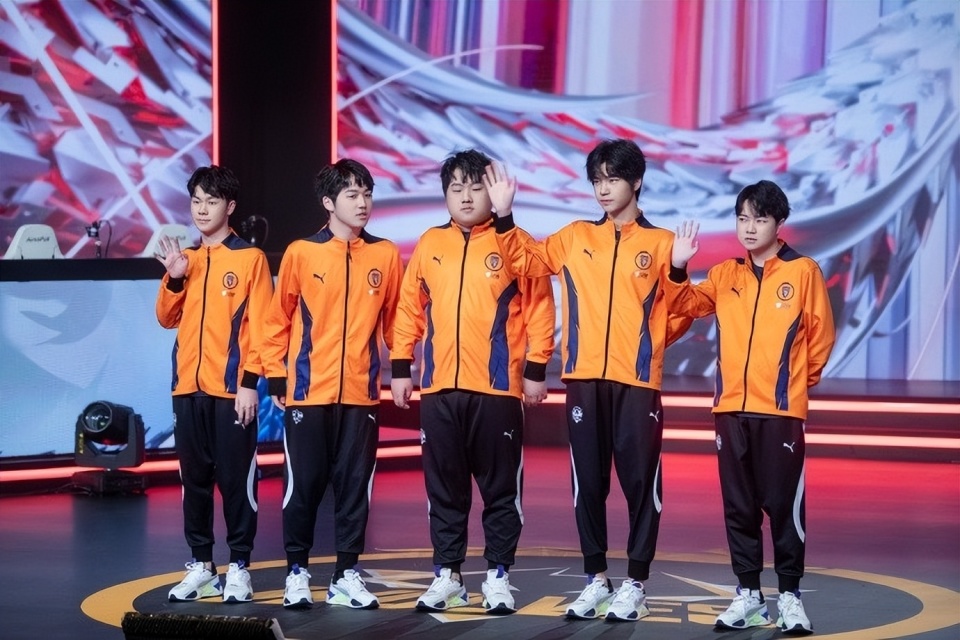 啊泽为awoke打抱不平游戏撞车dyg选手直接质问为何开除教练