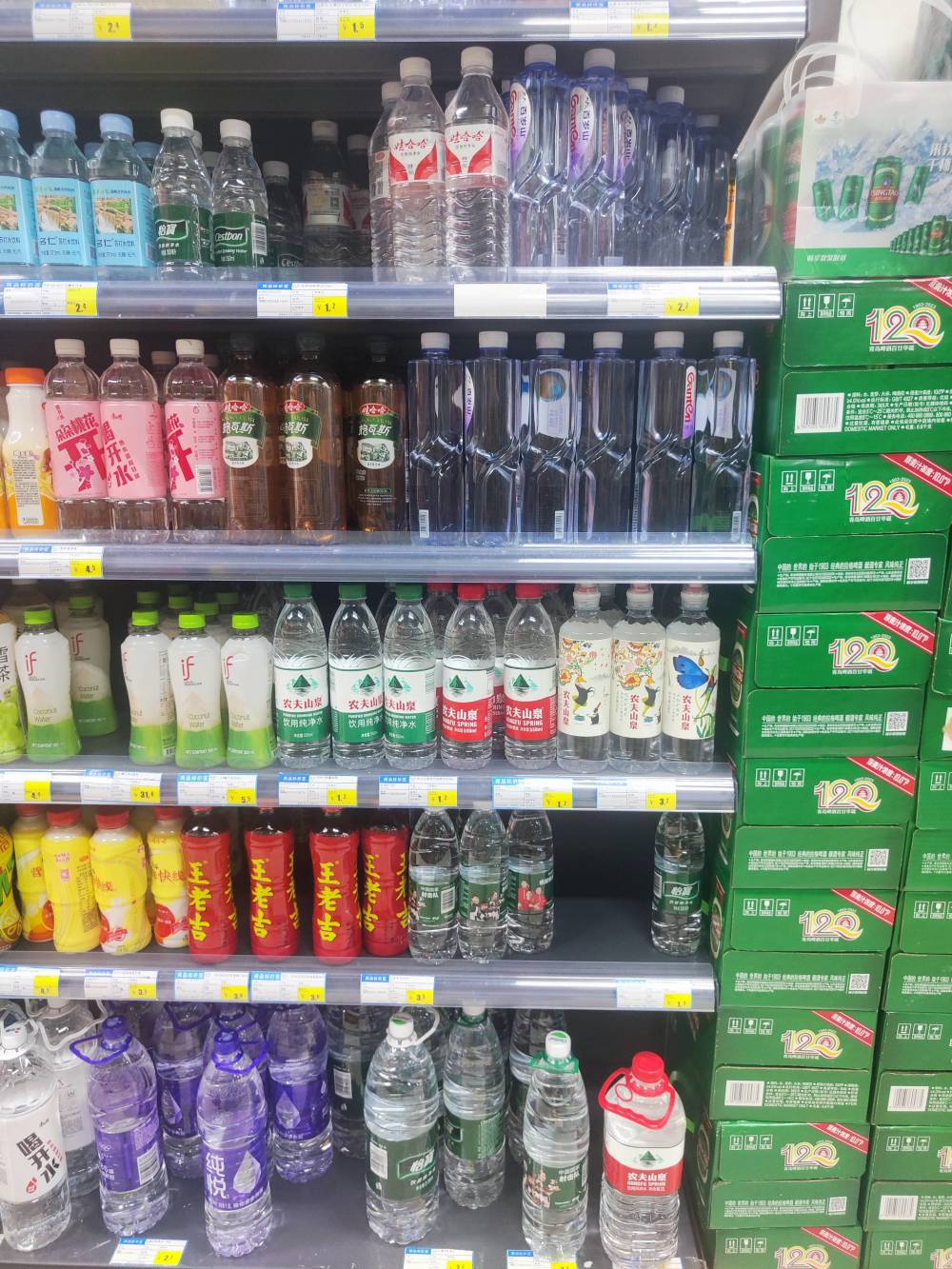 随后,记者又来到附近的便利店,发现这里品牌饮用水的价格比较坚挺