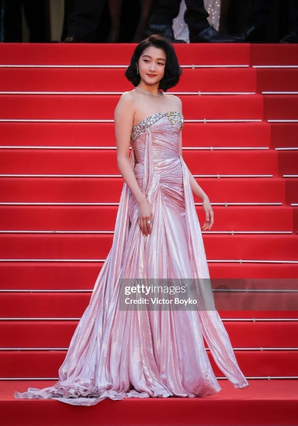 40岁唐嫣亮相戛纳电影节红毯,我才彻底知道,什么叫红气养人