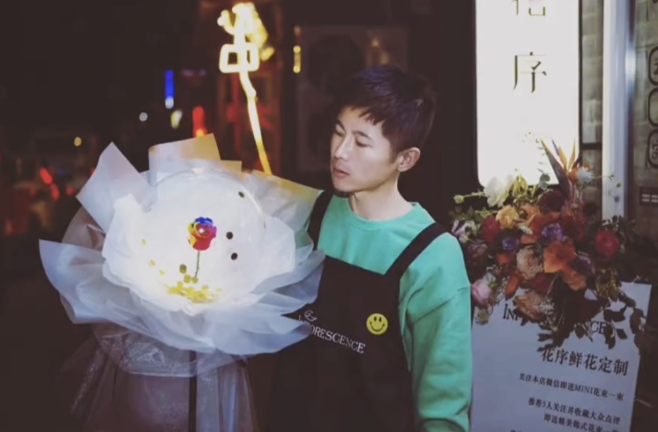 陈德容发文透露39岁造型师胡经纬去世,半年前曾确诊癫痫和焦虑_腾讯