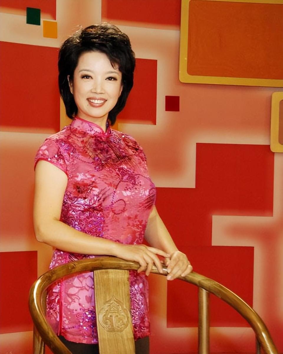 张悦:主持《夕阳红》走红,60岁退休,嫁给普通丈夫也幸福_腾讯新闻