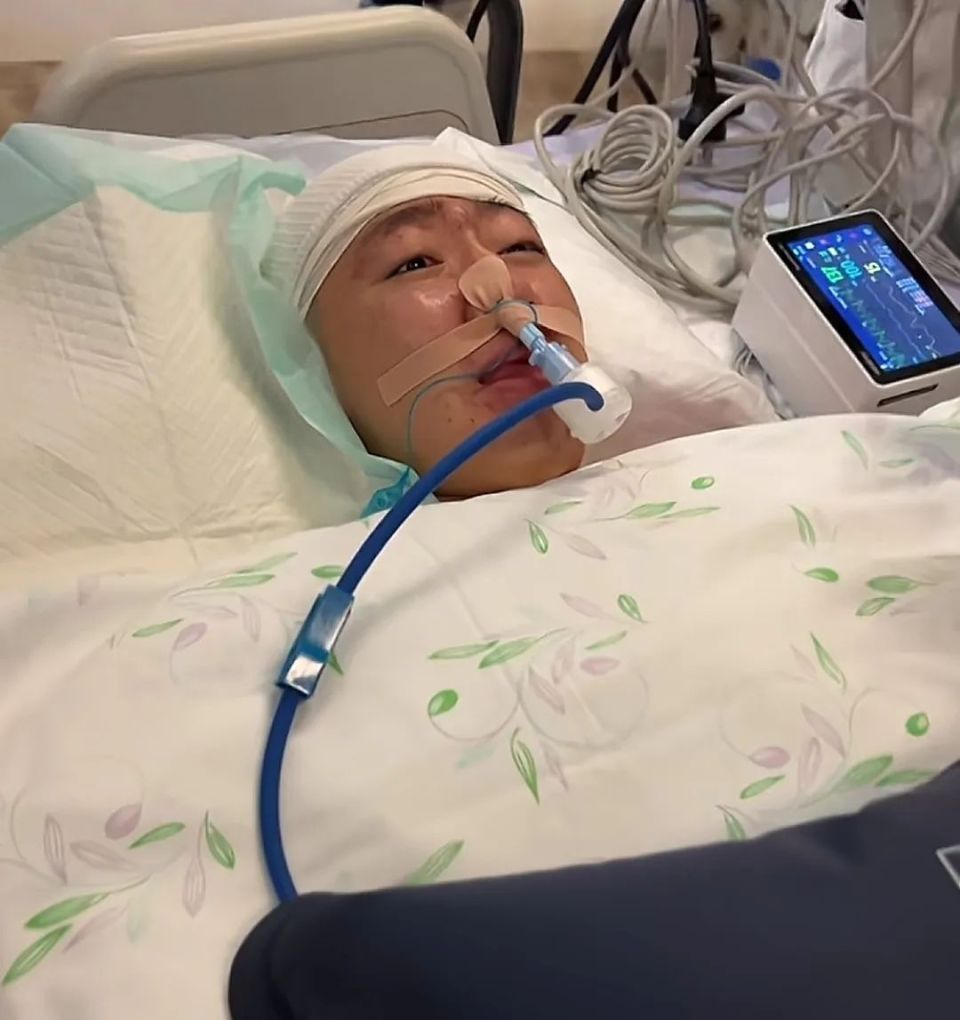 手术结束之后,她被推出手术室,虽然鼻子上尚且插着氧气管,但是她依旧