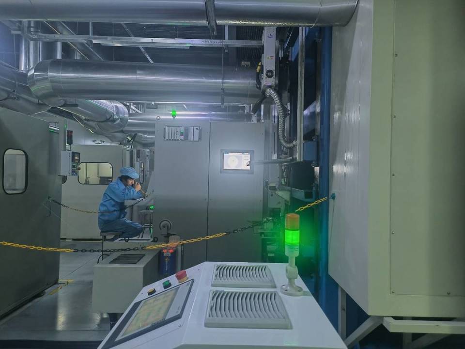 生产车间里,机器轰鸣声此起彼伏,光纤的拉丝炉在发光,炉内温度高达