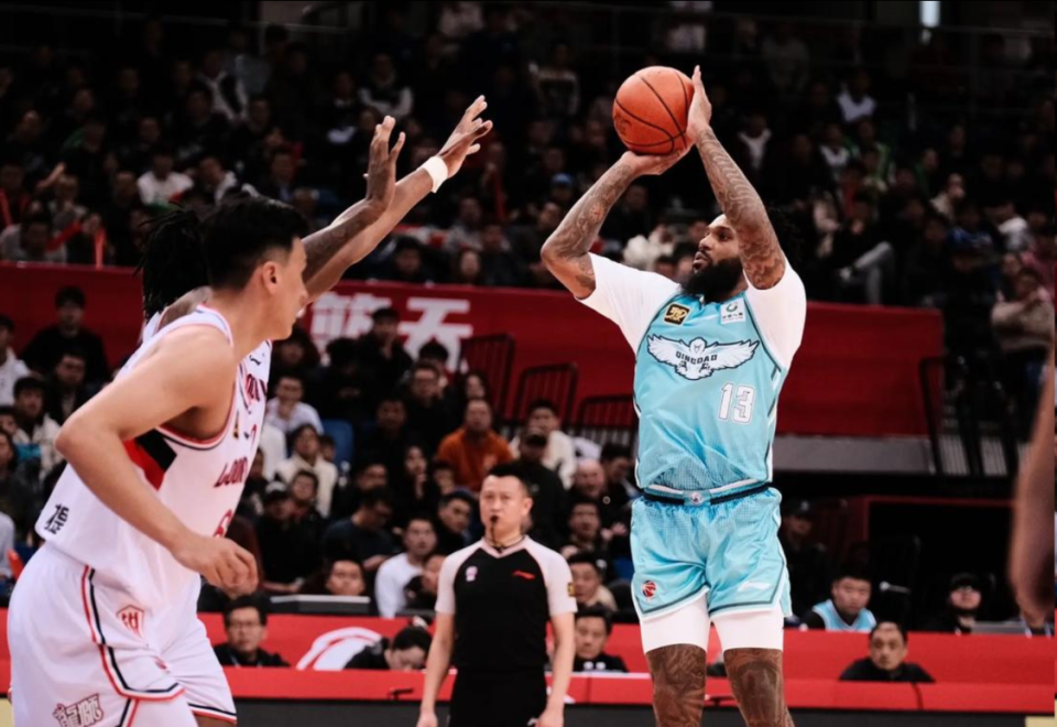 首位抵华外援！青岛弃将因伤被顶掉位置，邱彪能让他重回巅峰？